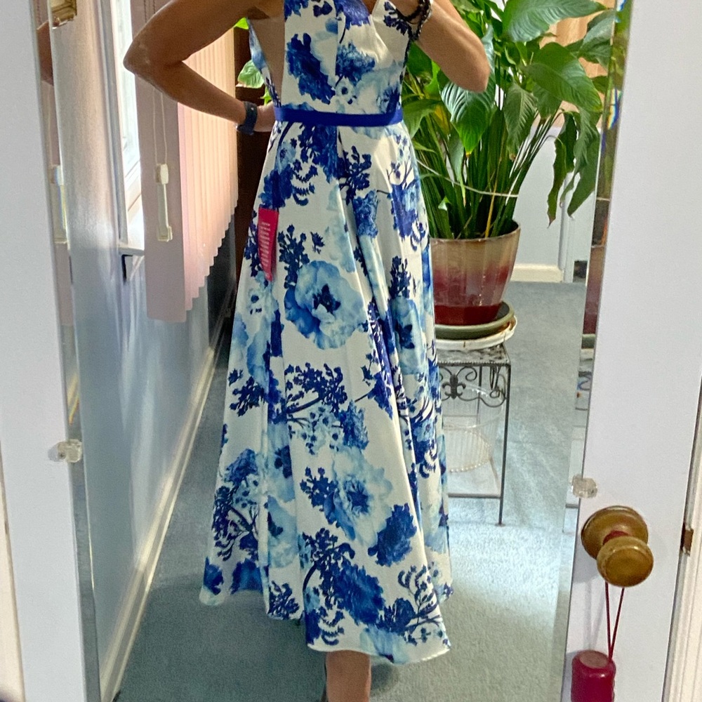 Glamour sleeveless v neck floral white and blue ball gown
